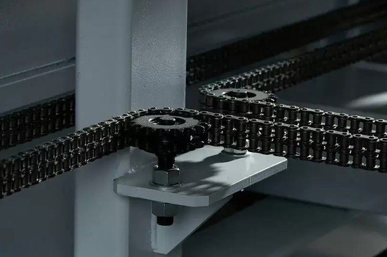 Beaver WT-KRC 1300  Позиционирование шлифовальных узлов по высоте  Осуществляется 2х рядной цепь имеющей увеличенный ресурс точность настройки на размер 